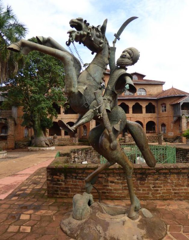 tourisme culturel region ouest cameroun – Palais Royal de Foumban
